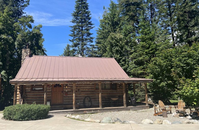 Relaxing log cabin retreat!Private hot tub, Fido Friendly,WI-FI,Snomobile access