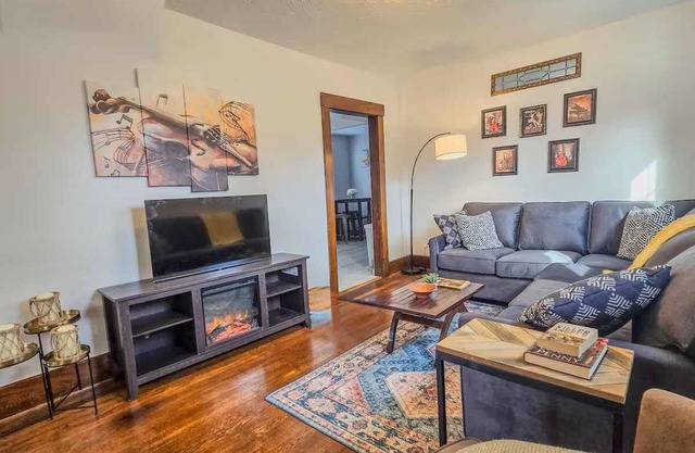 Timeless Charm: Minutes to eclectic downtown