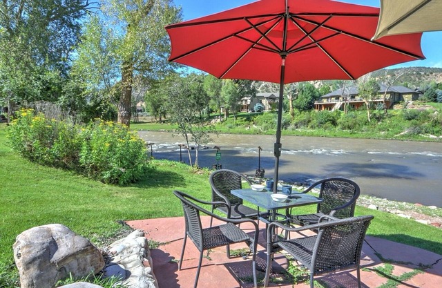 Relaxant bord de la rivière Apt. avec pêche privée et accès aux bateaux! Emplacement central!