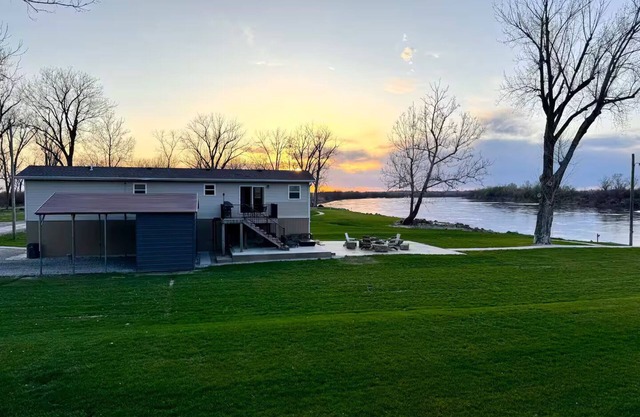 Relaxing Riverfront 2 Bedroom 1 Bathroom Cabin