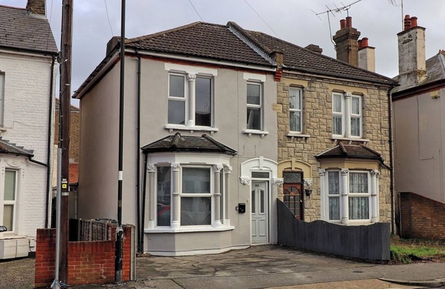 Beautiful house W/Parking & 10 minute walk to station and beach