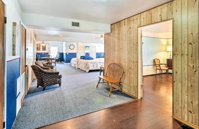 Relaxing Surfside Bunkhouse - Walk to the Beach!