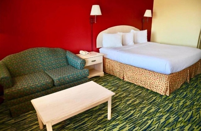 Relaxing Unit in Andrews – King Bed and Parking Access