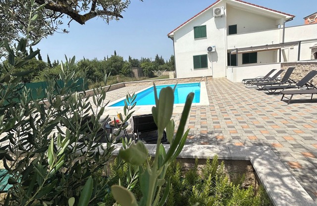 Des vacances reposantes dans une maison de vacances avec piscine dans la belle Dalmatie