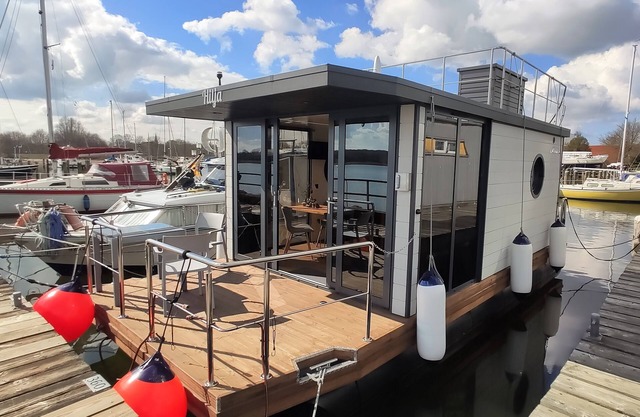 Relaxing vacation on houseboat Hilja with a great view of the Schlei (dog-friendly)