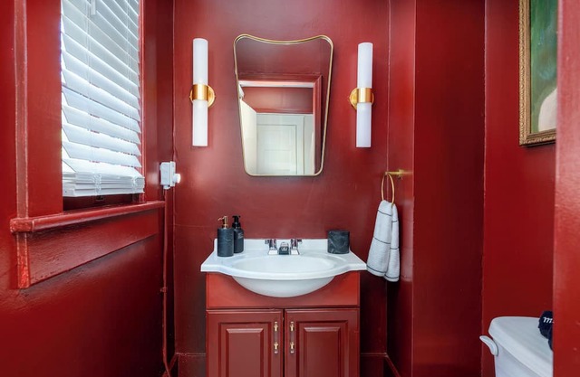 Relaxing, Vibrant and Upscale 1BR/1BA Apartment in Greensboro with WiFi, AC