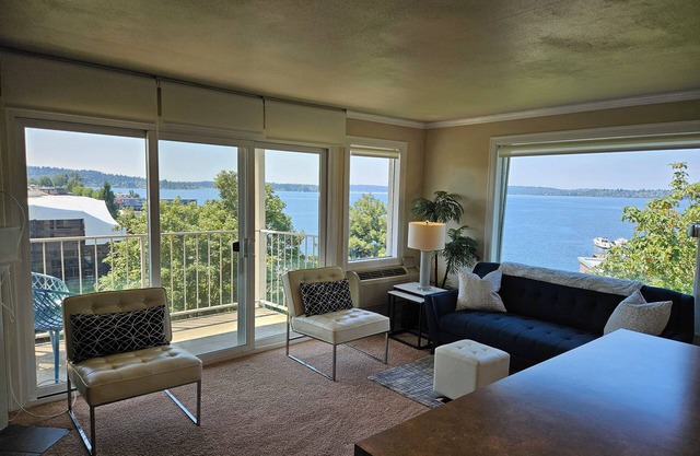 Vue relaxante et à distance de marche du centre-ville de Kirkland! Accès facile à l'autoroute.