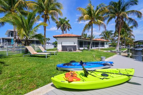Relaxing Waterfront Retreat Near Downtown with Hot Tub, Kayaks, private Dock and Pets Welcome!