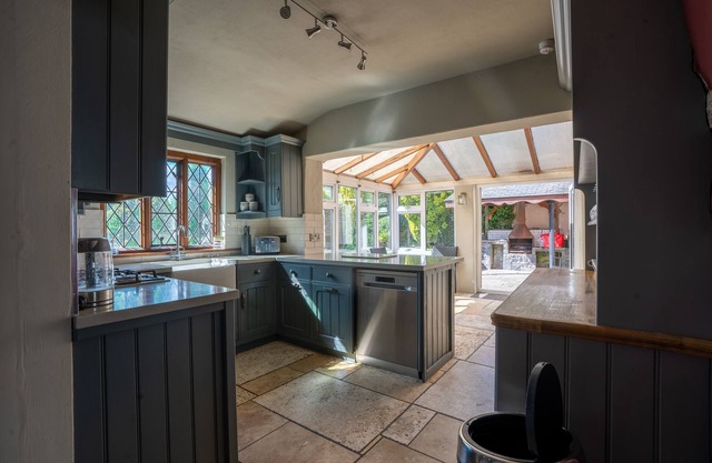 Remarkable 4-bed Cottage in Cearleon