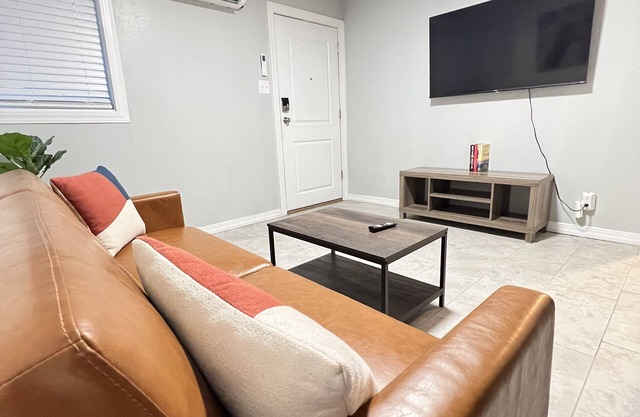 Remodeled 1 Bed Apt in Gated Com Unit 6