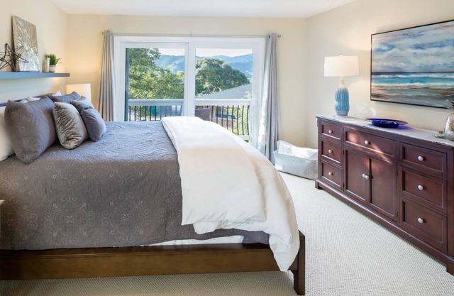 NOUVEAU! Remodelé 2 chambres / 2bath Carmel Guesthouse avec des vues spectaculaires!