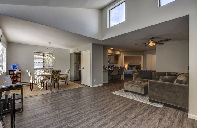 NOUVEAU! Remodelé 2 bd / 2 condo de bain seulement 10 minutes à pied de la place du palais de justice!