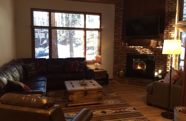 REMODELED 2 BR + LOFT / 2. 25 BA (8 personnes) à Mammoth Lakes - Woodlands Complex