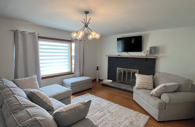 Remodeled 3 Bedroom 1 & 1/2 bath on Veterans Pkwy Jeffersonville close to I-65.