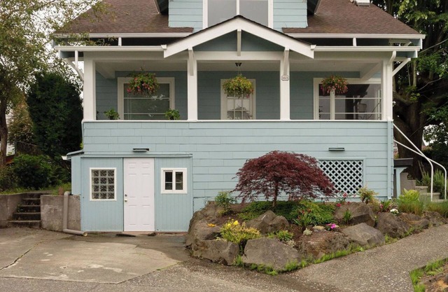 Remodeled 3br Craftsman sleeps 8, gorgeous views, 5 min walk to Alki beach