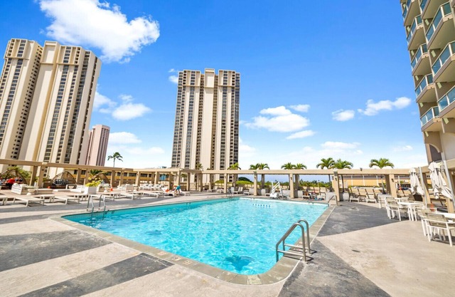 Ala Moana Studio | Pool + Ocean Views