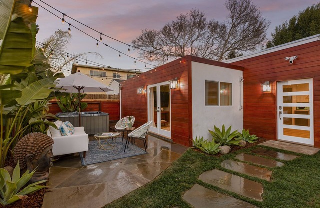 Remodeled Beach House with Spa and Sauna 2 Blocks from Ocean Pet Friendly