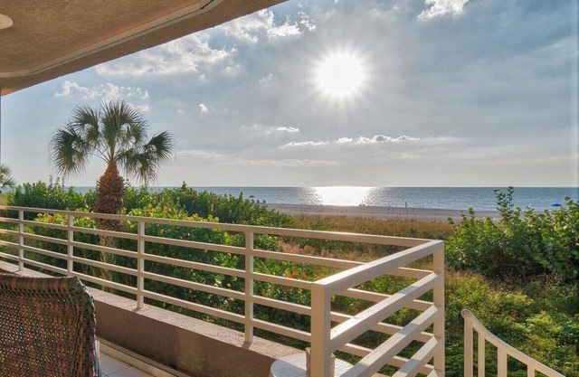 Condo en bord de mer juste rénové avec une vue imprenable sur l'océan! Cabana privée -106!
