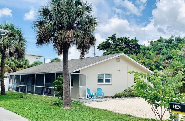 Remodeled Clean , Bright Indian Rocks Beach Villa. Pet Friendly