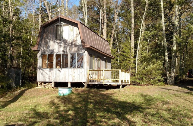 Évadez-vous de tout dans ce chalet sur l'étang Lovejoy à Albion Maine
