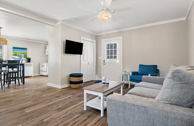 Remodeled cottage with river views, propane firepit + wifi