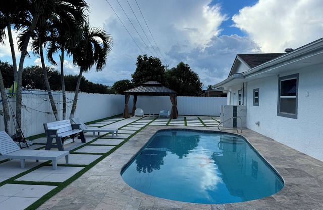 Remodeled cozy family house with heated pool, 10 min from the airport!