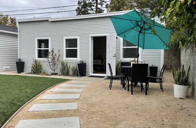Remodeled Detached Guest House w/Washer, Dryer and Parking