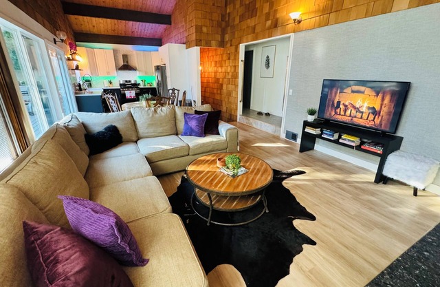 Luxe Updated Family Cabin 5 minute walking distance to Lake Gregory!
