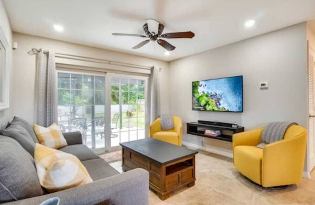 Remodeled Home in the Orlando area w/ Fire Pit! Close to Universal and Disney!