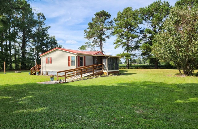 Remodeled home w/ firepit, large yard & amenities of home. Quiet and cozy!