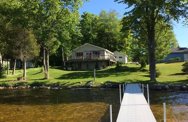 Remodelé Lake Front Cottage On S. Lac Manistique, superbes vues et pêche