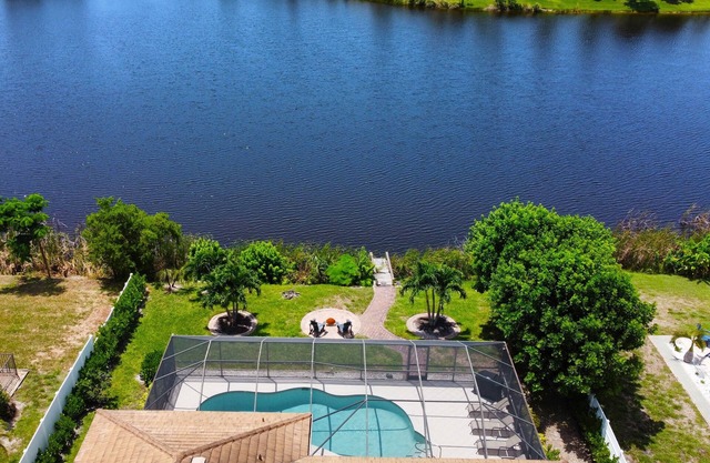 Remodeled Lakefront Pool Home, Privacy, screened Lanai, Bicycles, close to Beach