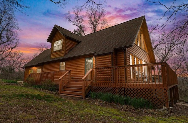 Remodeled Lakefront Cabin, shuffleboard, Starlink