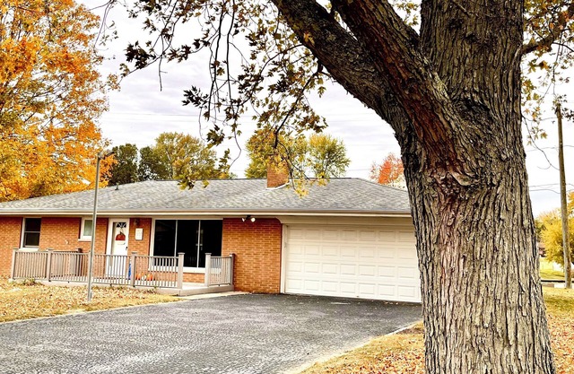 Remodeled Lakehouse “Healing Waters” 3-bedroom house w/ WiFi & AC in Terre Haute