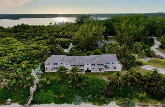 Remodeled Lux Condo Directly on Windermere Beach - Club Privileges