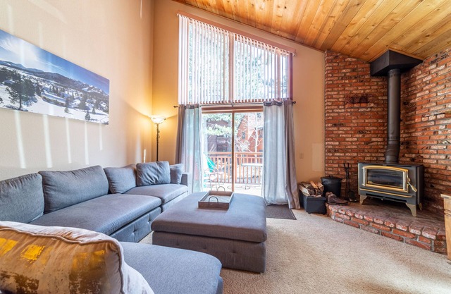 Remodeled Mammoth Retreat, Wifi, Free Parking