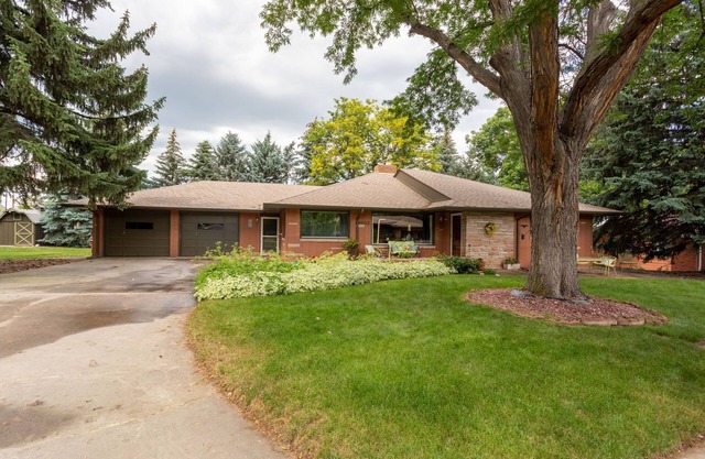 Remodeled mid-century home minutes from Estes Park/Fort Collins. Pet friendly