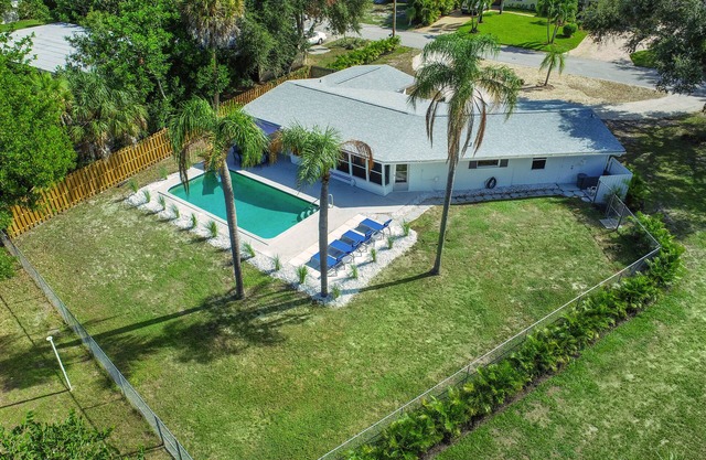 Remodeled Mid-Century Pool Home Close To Beaches and Downtown