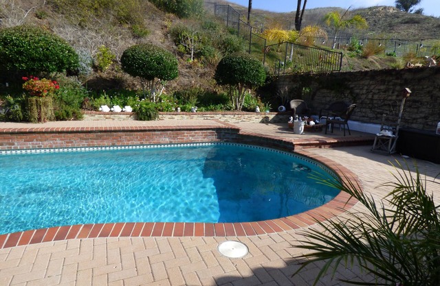 Remodeled one story pool home, hiking trails, lake, beach & more..