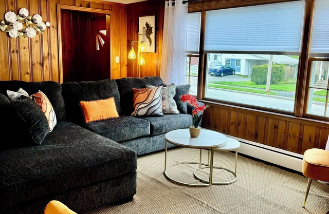 Remodeled Single Family, Enjoy a experience at this centrally located place.