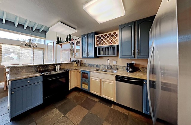 Upgraded 4 Bedrooms at 1849 Condos - Slopeside To Skiing & Mountain Biking