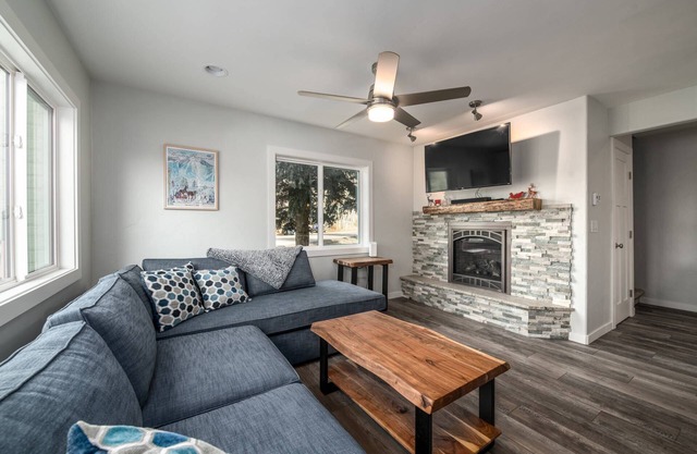 Remodeled TH Near Mtn-Steps to Free Bus/Core Trail + Pool-Hot Tub-Private Grill-W/D in Unit-Clean
