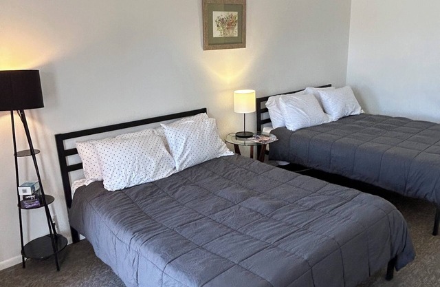 Remodeled two queen bed studio with AC/Heat and fast WiFi in Fillmore