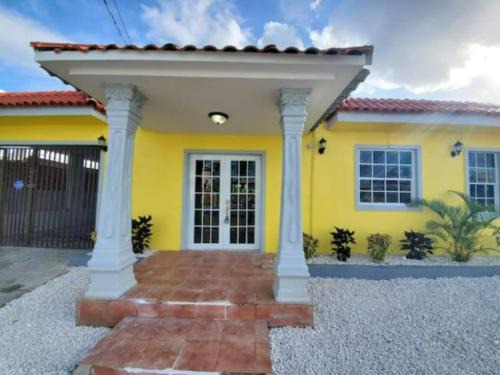Remodeled & Very Cozy sleeps 12 near Casa Bacardi, Center Unit