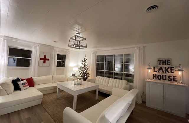 Newly remodeled Lake Cottage with your own dock!