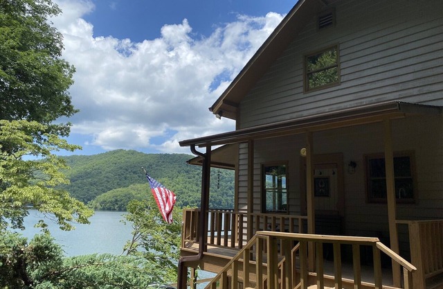 Belle maison au bord de l'eau avec quai privé sur le lac Nantahala