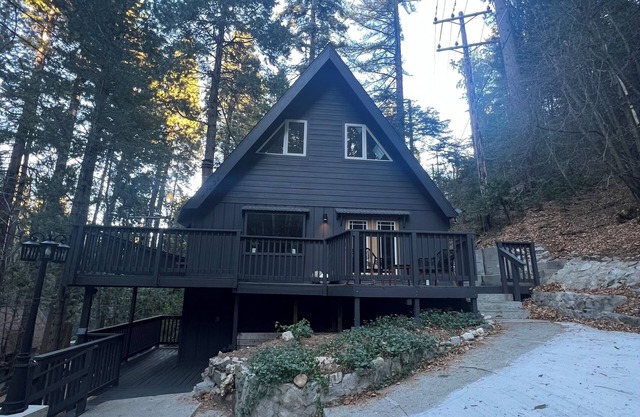 Remodeled Lux Black Cabin in Lake Arrowhead W/ Full Studio. 3 min to the Lake.