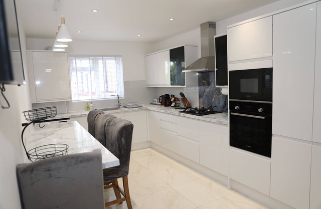 Remodelled Stylish 3 bed-3 bath in Orpington with garden. 10 mins to Bromley