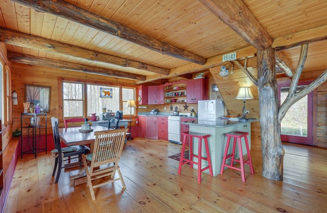 Remote Escape: Vermont Cabin w/ Mountaintop Views!