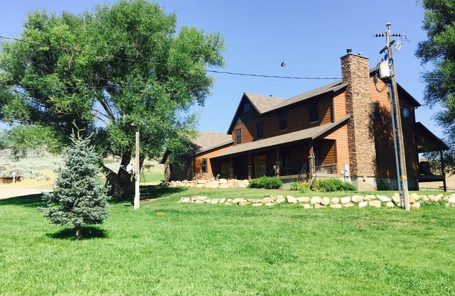 Maison de ranch à distance sur 80 + acres de terre dans la vallée paisible d'Indianola!